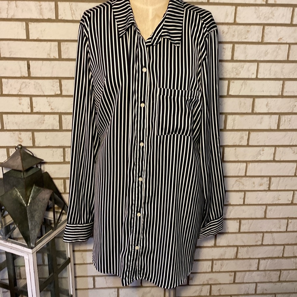 Old Navy / Black/White striped blouse. 
Size XL Tall